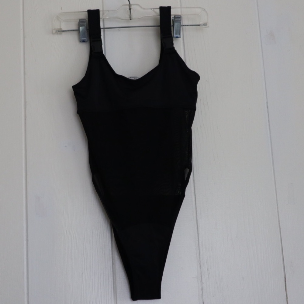 One piece - Picture 2 of 4